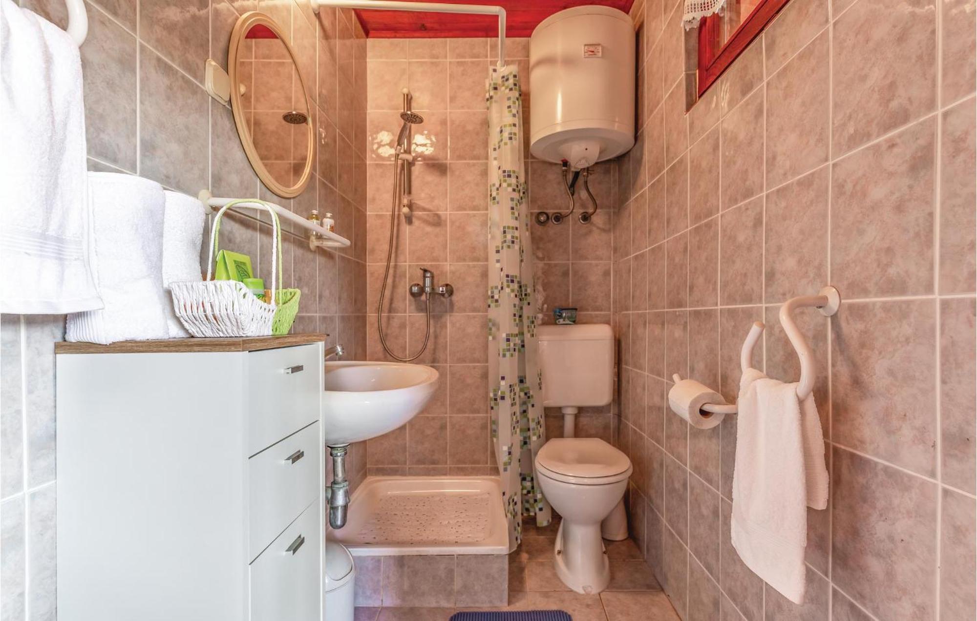 1 Bedroom Pet Friendly Home In Šišan Kültér fotó